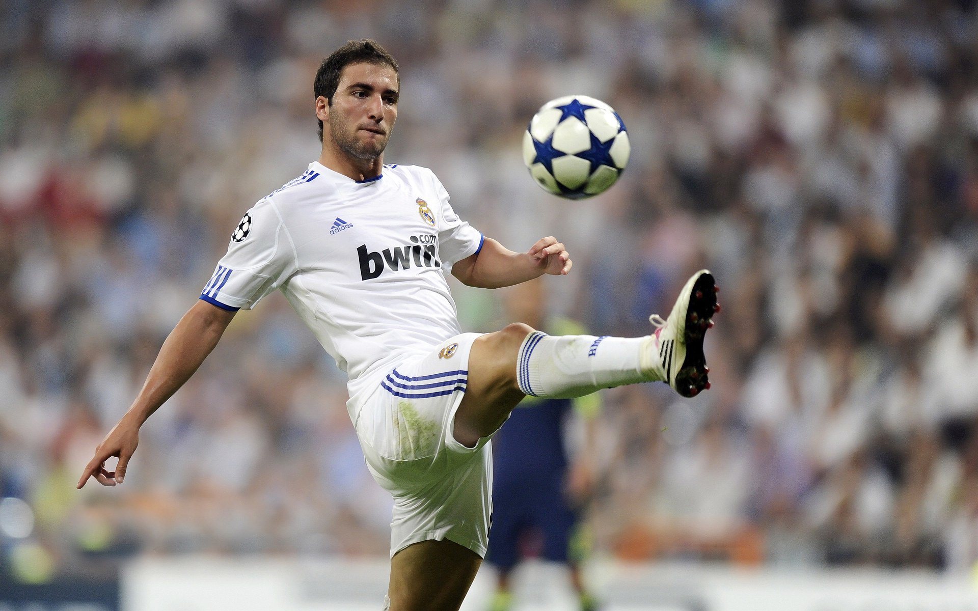 “西甲老牌强队奋起直追，争冠榜上名次不断变动”，西甲老将